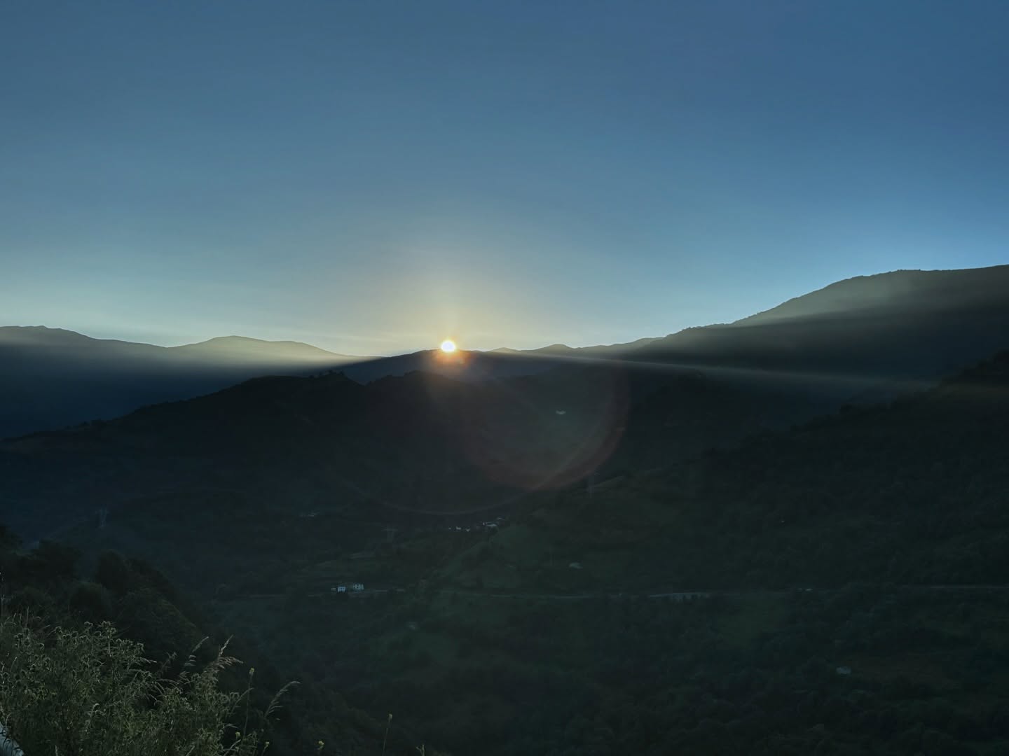 Déjate atraer silenciosamente por la atracción más fuerte de lo que realmente amas. 🌞
Laisse-toi être attiré silencieusement par l’attraction plus forte de ce que tu aimes vraiment.
- Djalâl Al-Dîn Rûmi